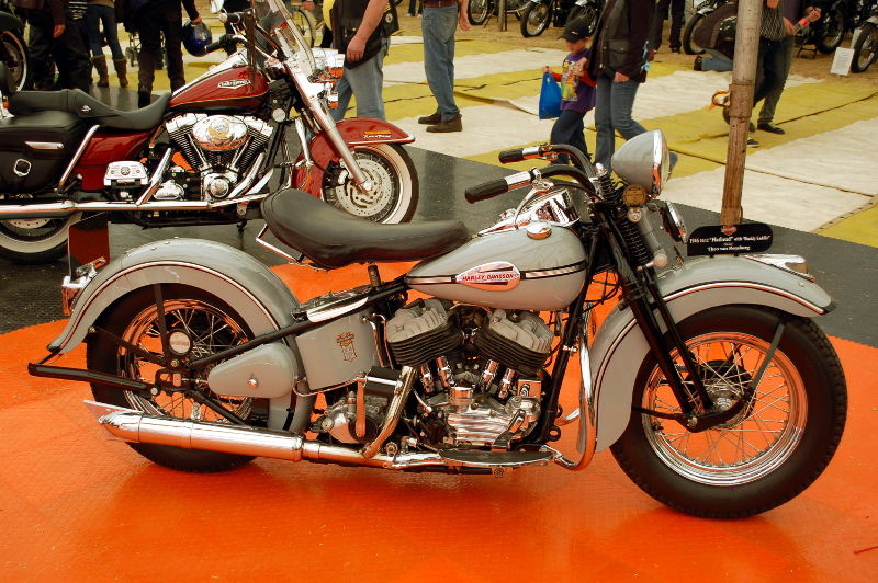Harley_Davidson_1946_10_12_Flathead_1.jpg