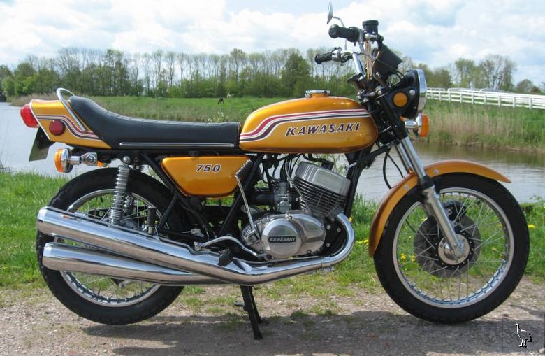 Kawasaki_1972_H2_Hugo_de_Groot_rhs_static.jpg