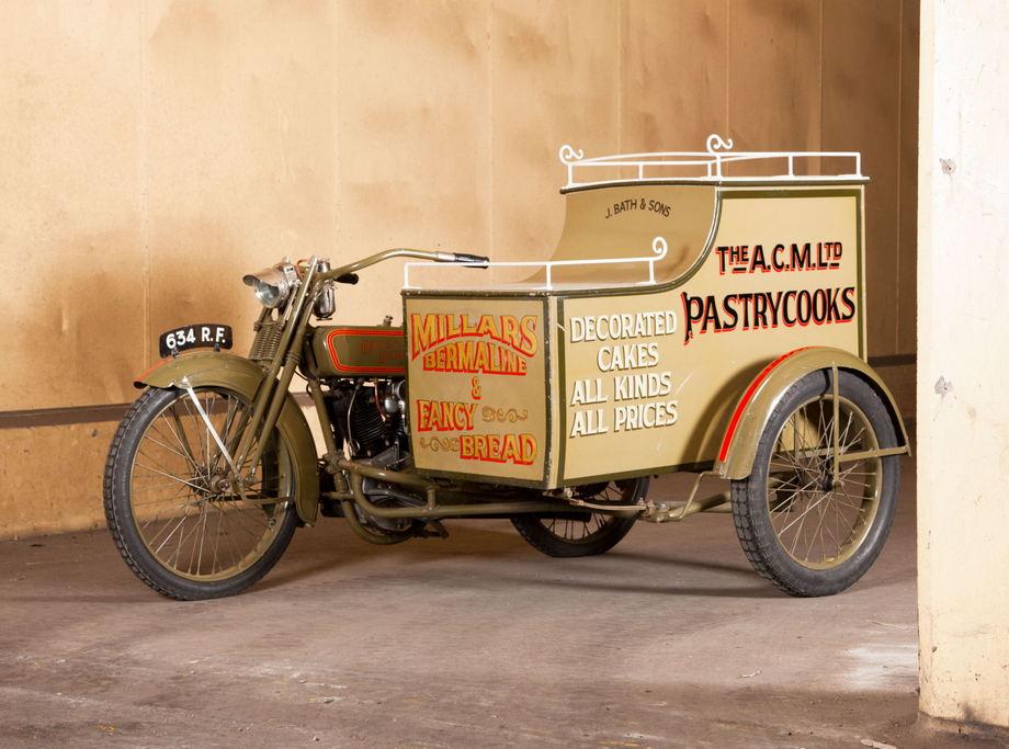 Harley_Davidson_1923_Model_J_with_Sidecar.jpg