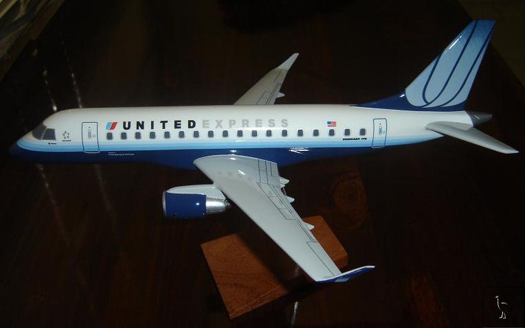 EMBRAER_170_United_Airlines_38cm.jpg
