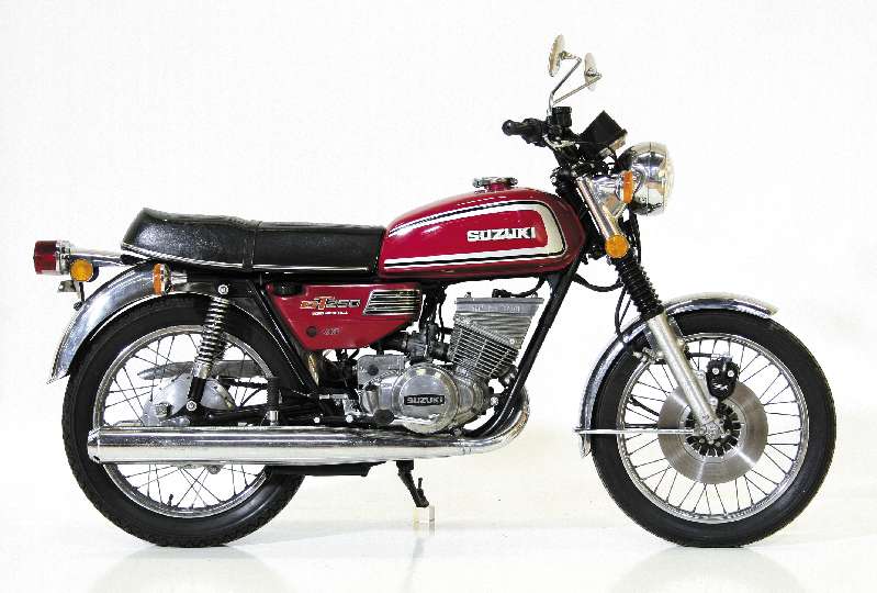 Suzuki_1976_GT250_1.jpg